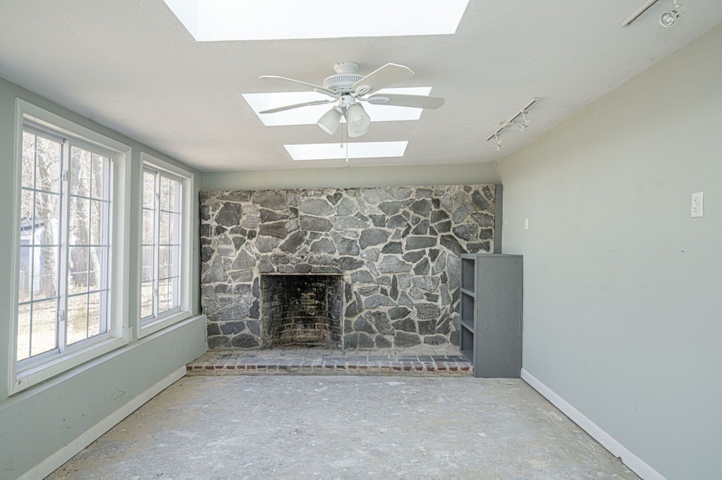 408 Center Street Raynham, MA 02767 - Photo 5 of 30 Gallery Image 5