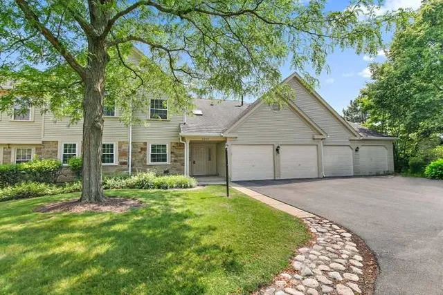 $2,450 | 2403 Mallow Court, Unit Z1, Schaumburg, IL 60107