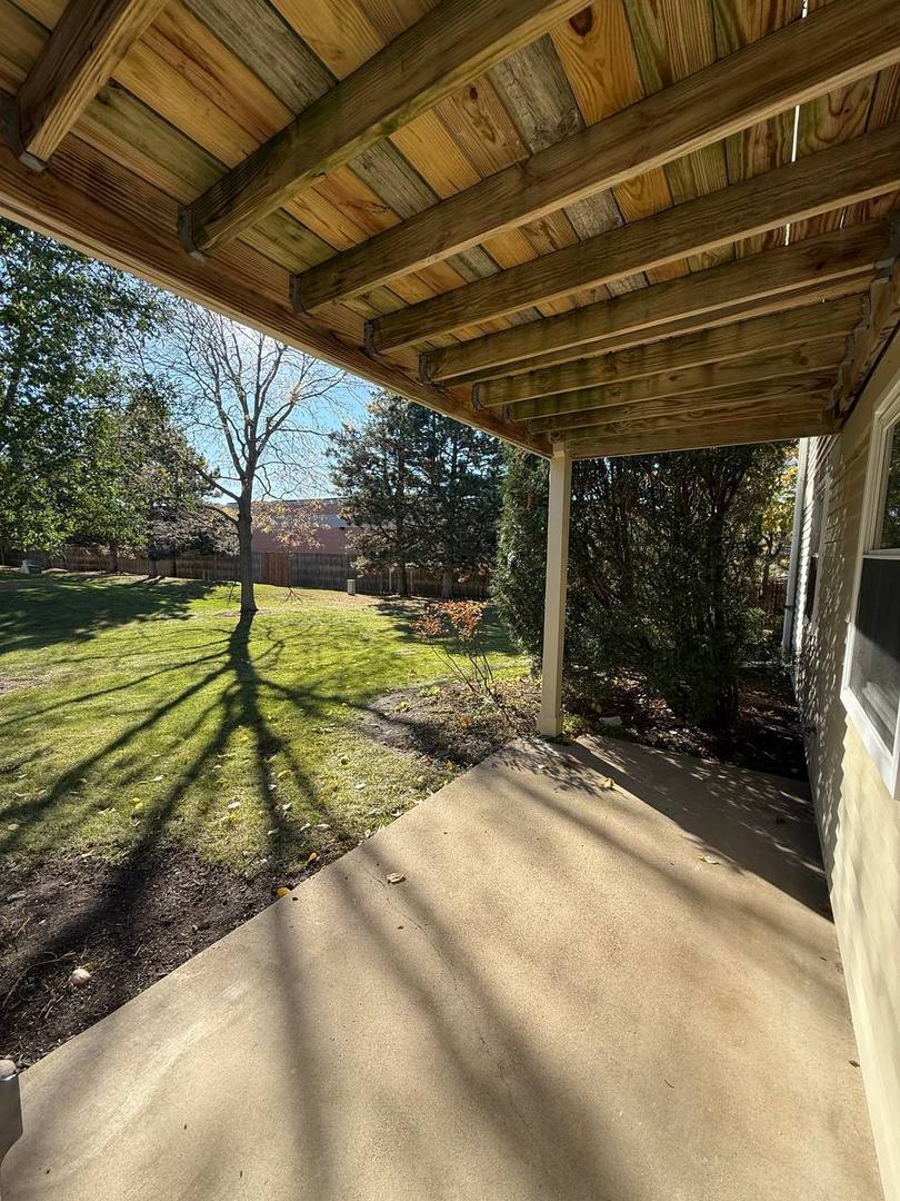 2403 Mallow Court, Unit Z1 Schaumburg, IL 60107 - Photo 17 of 17 a view of a backyard of the house