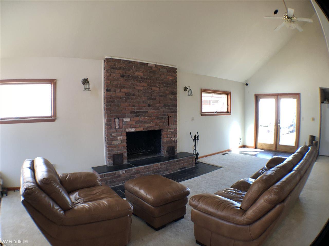 8760 Lakeshore Road Fort Gratiot, MI 48059 - Photo 5 of 33 Large Living Room