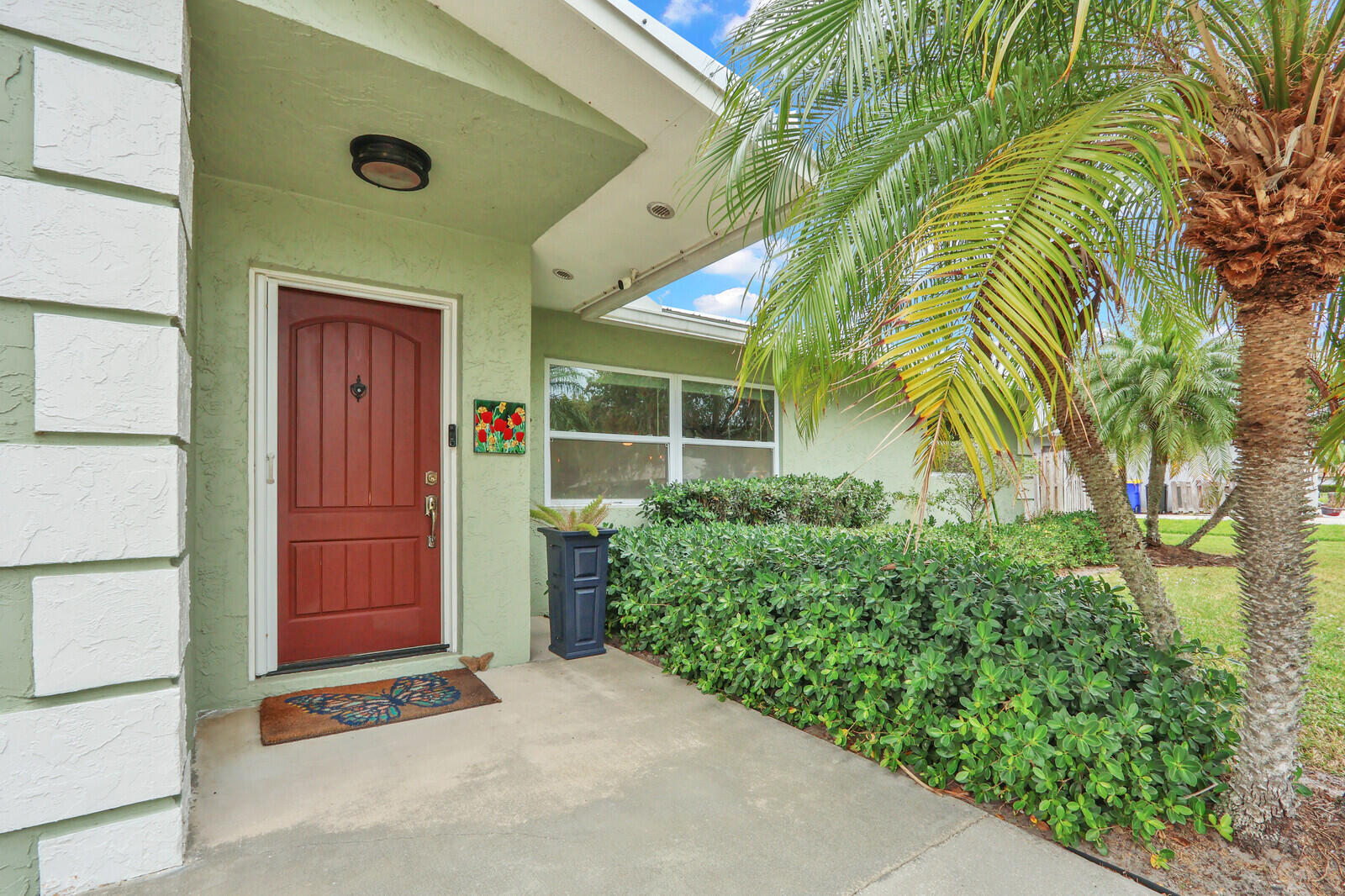 3035 Southeast Glasgow Drive Stuart, FL 34997 - Photo 4 of 52 a house view with a outdoor space