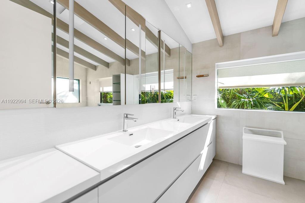 4095 Battersea Road Miami, FL 33133 - Photo 31 of 53 Custom Cabinetry