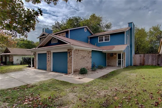 a view of a house with yard and plants