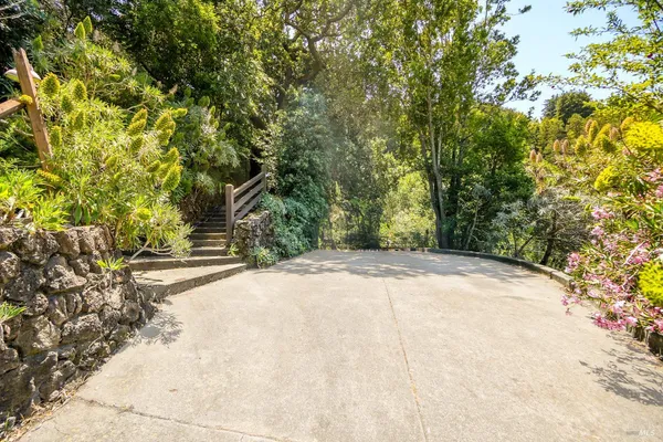 $1,095,000 | 21 Red Rock Way, San Rafael, CA 94903