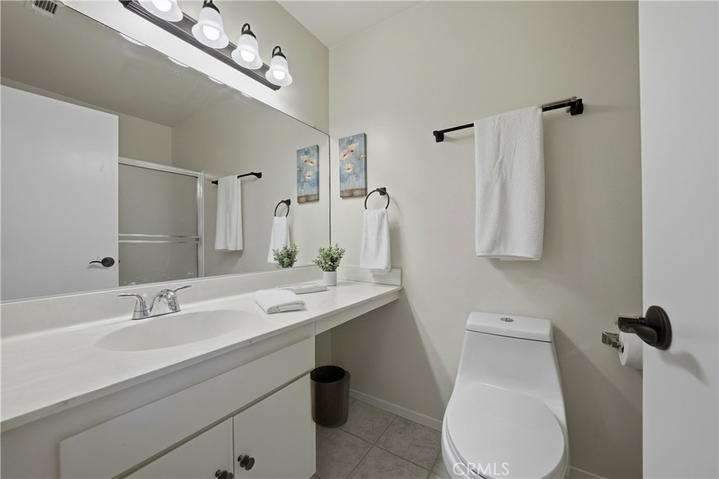 6147 Arroyo Road, Unit 4 Palm Springs, CA 92264 - Photo 23 of 31 Upstairs secondary bathroom with tub/shower