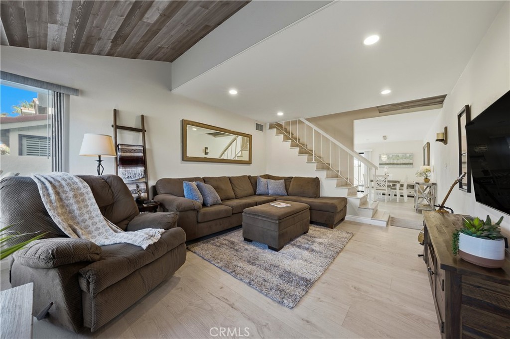 6147 Arroyo Road, Unit 4 Palm Springs, CA 92264 - Photo 4 of 31 Living room with vaulted ceilings