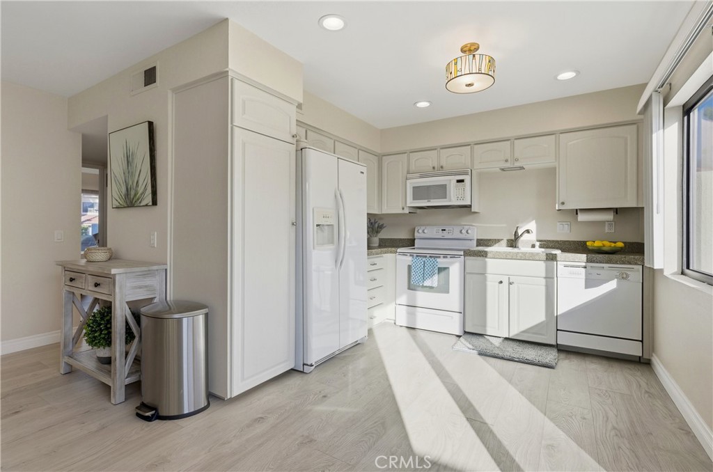 6147 Arroyo Road, Unit 4 Palm Springs, CA 92264 - Photo 8 of 31 Kitchen with bright sun streaming through the windows