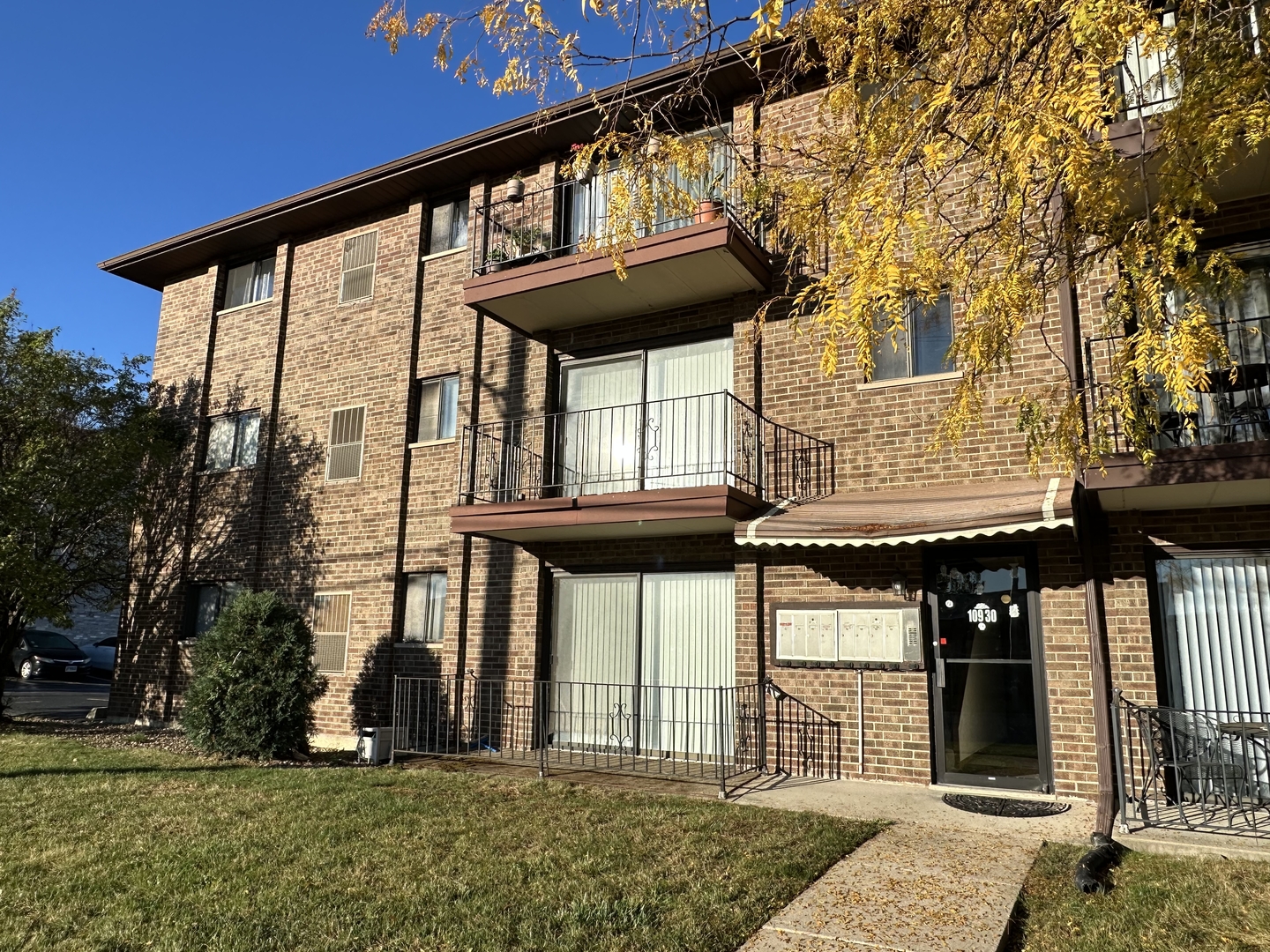 10930 Central Avenue, Unit 1B Chicago Ridge, IL 60415 - Photo 21 of 22 a front view of a house with a garden