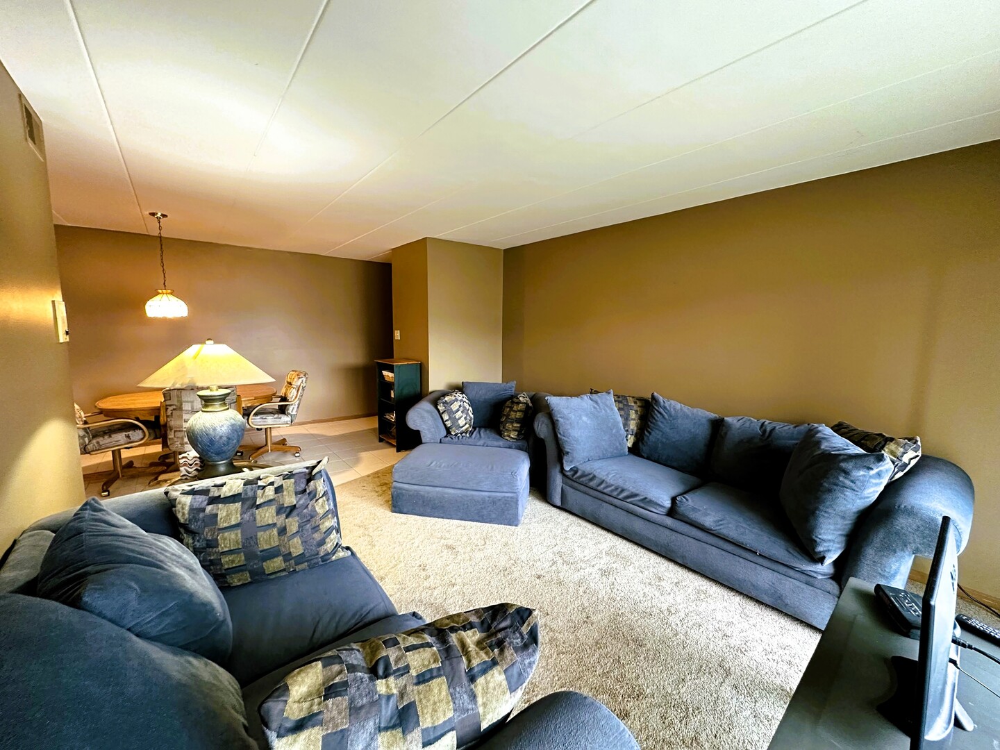 10930 Central Avenue, Unit 1B Chicago Ridge, IL 60415 - Photo 6 of 22 a living room with furniture and a couch