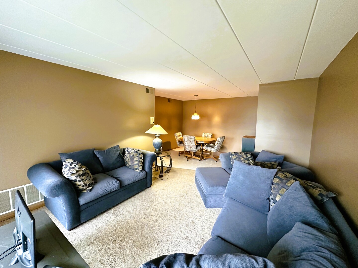 10930 Central Avenue, Unit 1B Chicago Ridge, IL 60415 - Photo 7 of 22 a living room with furniture and wooden floor