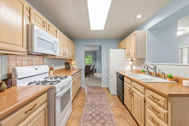 $315,000 | 30-w012 Mayfair Court, Warrenville, IL 60555