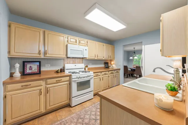 $315,000 | 30-w012 Mayfair Court, Warrenville, IL 60555