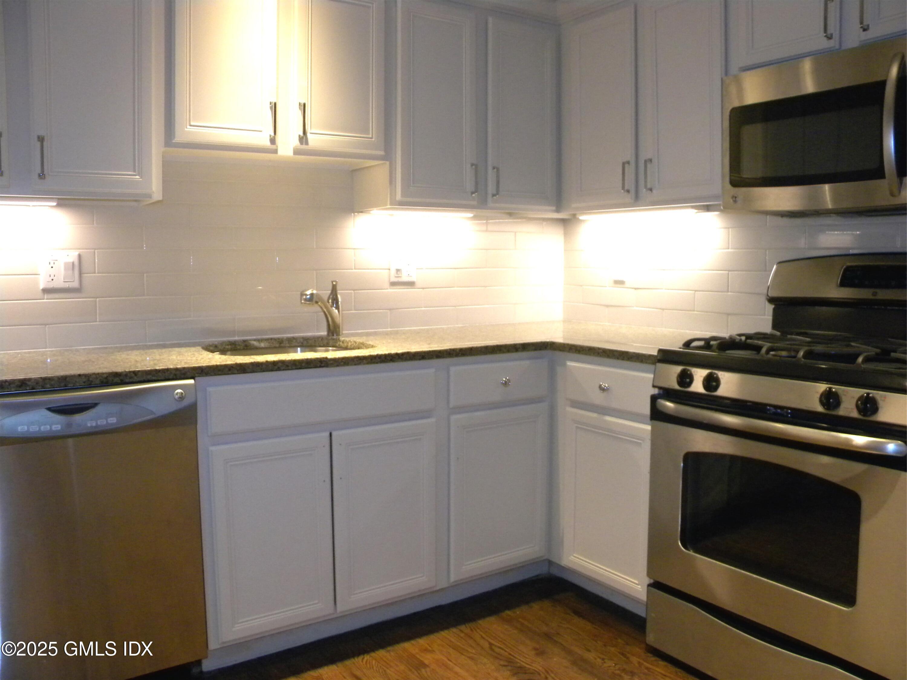 2 East Elm Street, Unit 43 Greenwich, CT 06830 - Photo 6 of 19 Kitchen