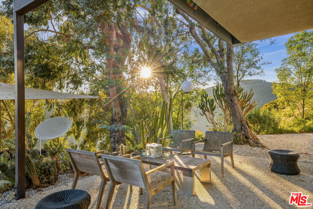 1531 North Tigertail Road Los Angeles, CA 90049 - Photo 15 of 24 a view of a chairs and table in patio