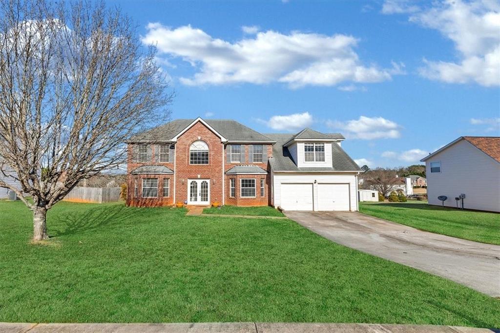 a view of a yard in front of the house