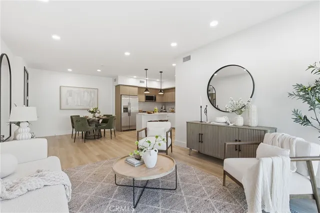 $5,195 | 12078 Guerin Street, Unit 201, Studio City, CA 91604