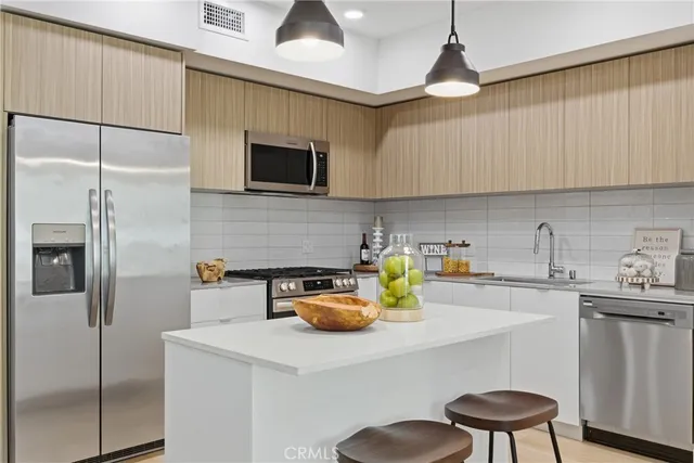 $5,195 | 12078 Guerin Street, Unit 201, Studio City, CA 91604