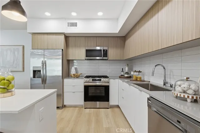 $5,195 | 12078 Guerin Street, Unit 201, Studio City, CA 91604