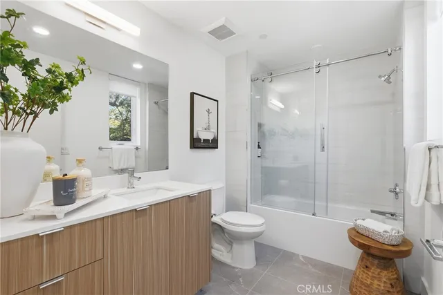 $5,195 | 12078 Guerin Street, Unit 201, Studio City, CA 91604