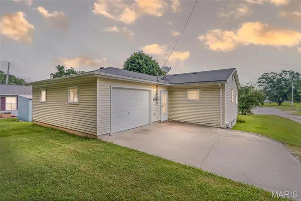 $89,000 | 404 4th Street, Kampsville, IL 62053