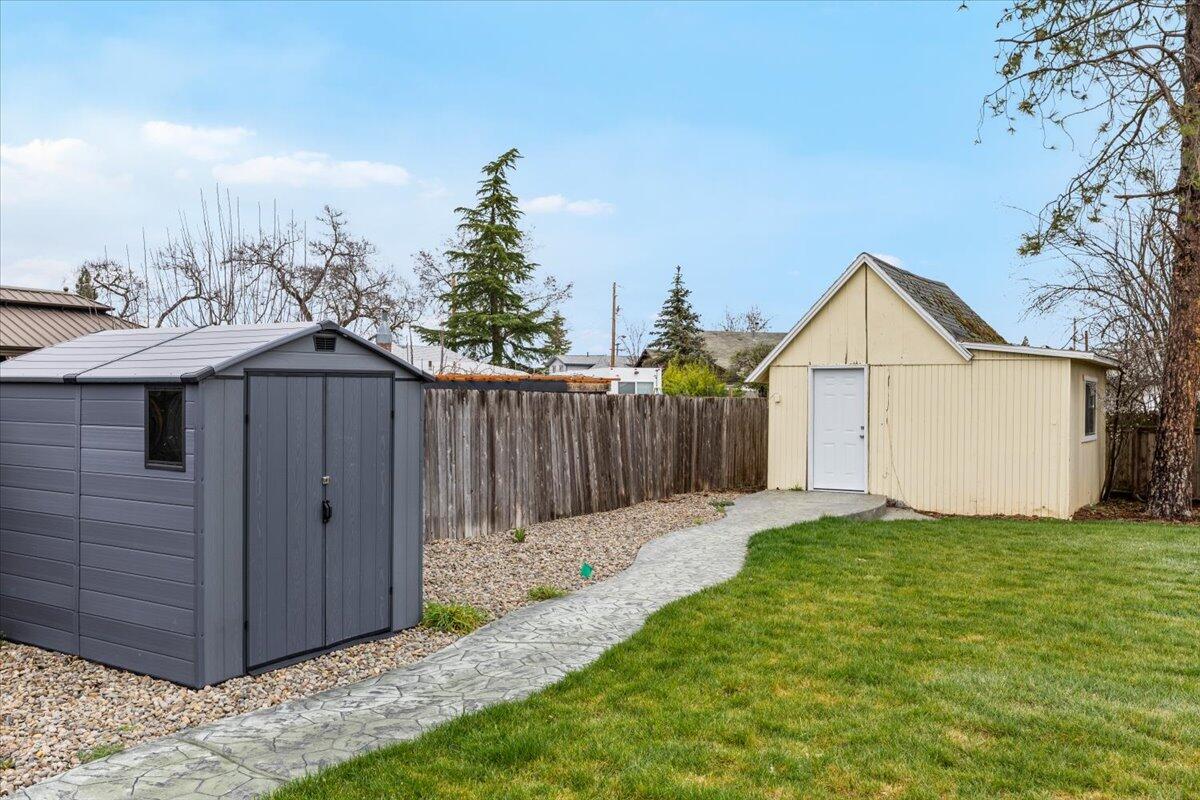 140 North 8th Street Central Point, OR 97502 - Photo 28 of 29