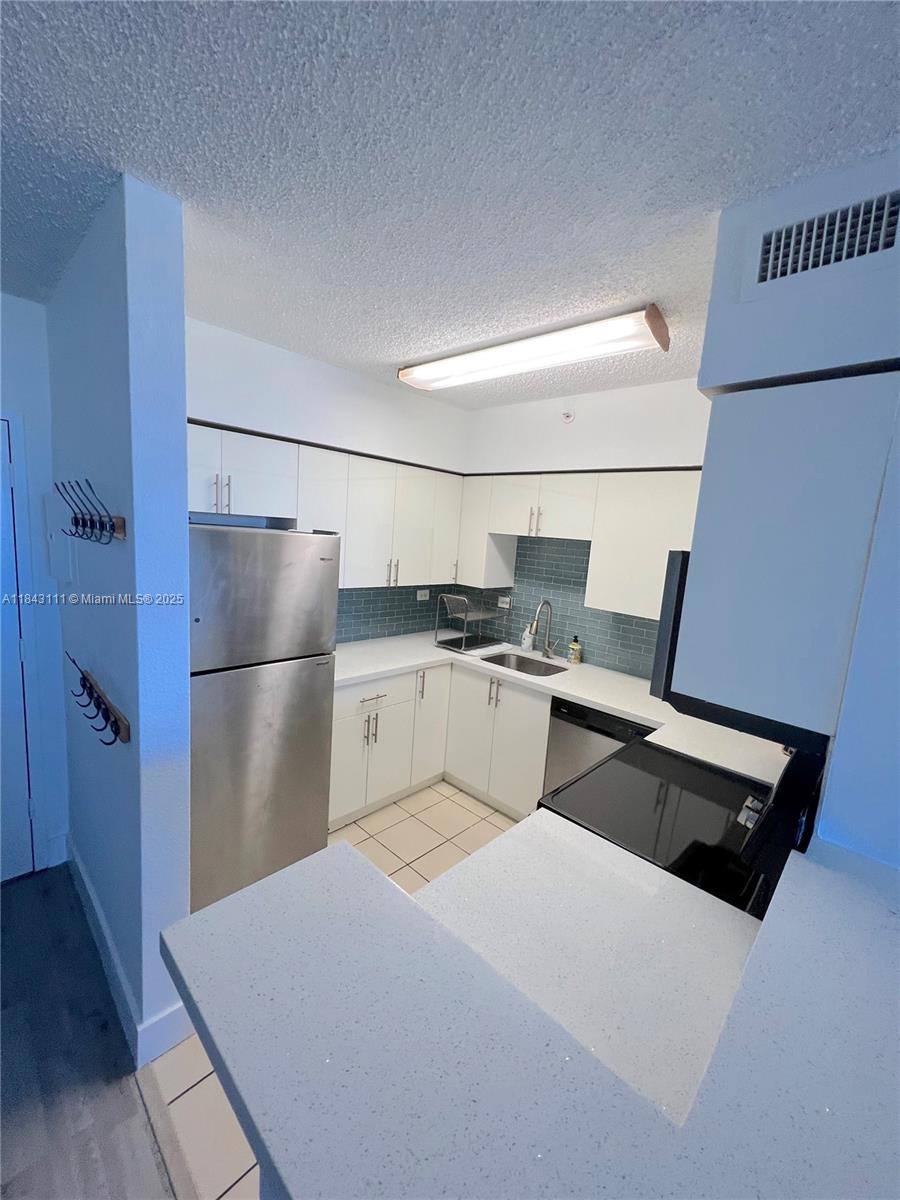 1500 Bay Road, Unit 808S Miami Beach, FL 33139 - Photo 9 of 33 Gallery Image 9