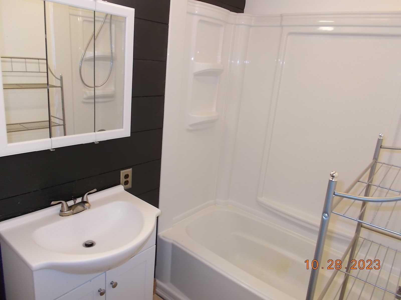 260 Round Top Road Alexandria, TN 37012 - Photo 49 of 65 a bathroom with a sink and a bathtub