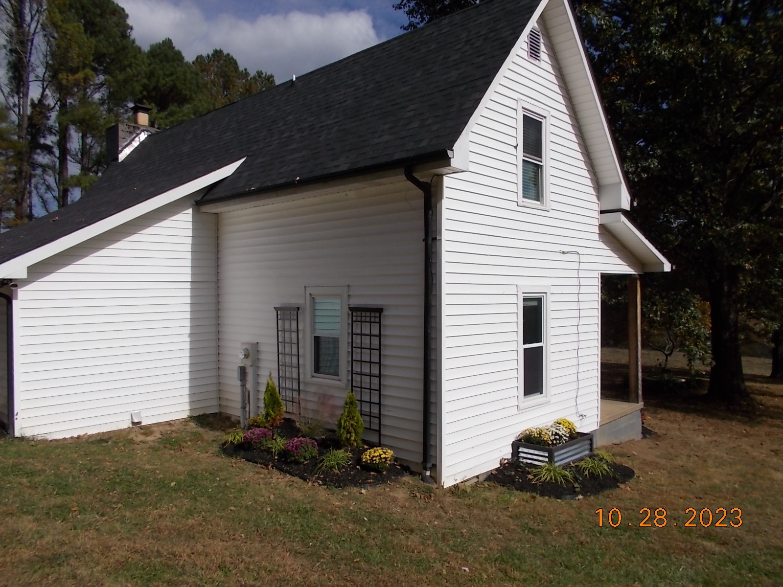 260 Round Top Road Alexandria, TN 37012 - Photo 8 of 65 a view of a house with a yard