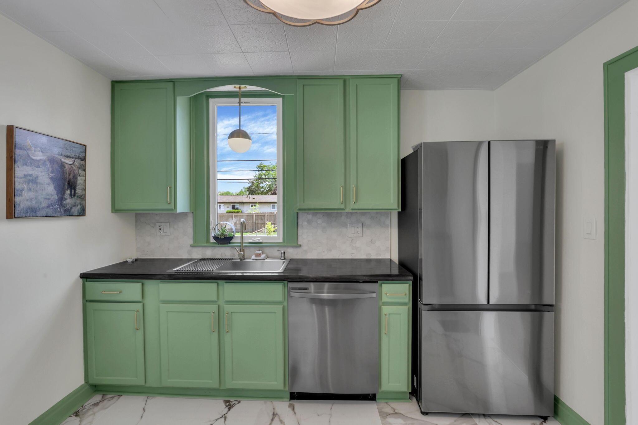 800 South Yearling Road Columbus, OH 43213 - Photo 20 of 57 Another view of the kitchen