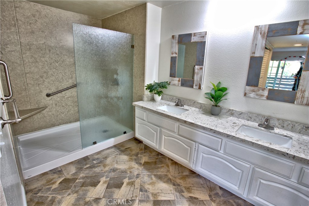 1083 Lakeview Terrace Azusa, CA 91702 - Photo 29 of 36 a bathroom with a bathtub and a sink