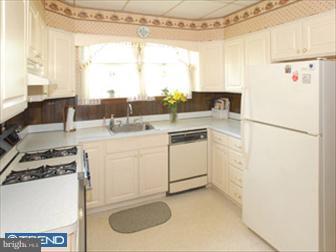927 Edgewood Road Havertown, PA 19083 - Photo 4 of 6