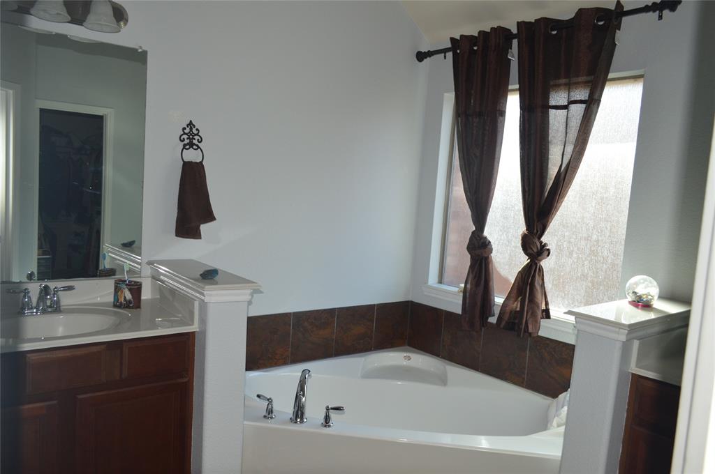 3965 Hunter Peak Road Fort Worth, TX 76262 - Photo 7 of 19