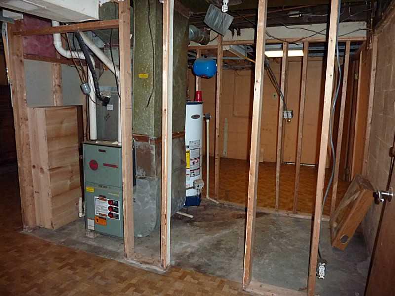 958 Cliff Mine Road Coraopolis, PA 15108 - Photo 17 of 25 Basement/Game Room.