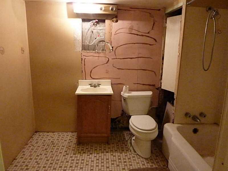 958 Cliff Mine Road Coraopolis, PA 15108 - Photo 20 of 25 Full Bath.
