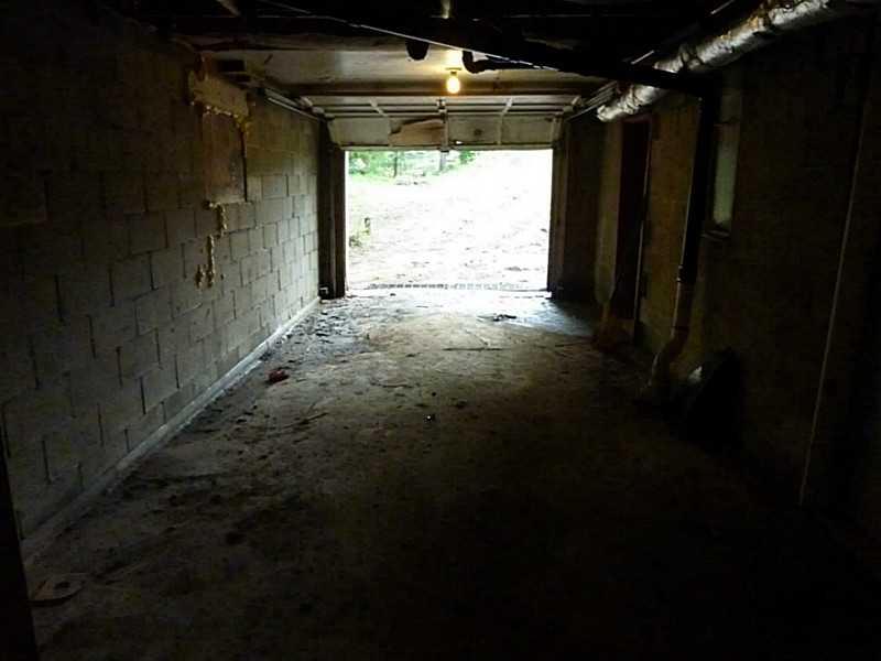 958 Cliff Mine Road Coraopolis, PA 15108 - Photo 22 of 25 Parking Lot/Garage.