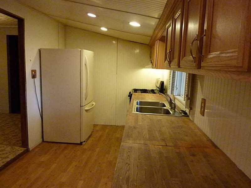 958 Cliff Mine Road Coraopolis, PA 15108 - Photo 9 of 25 Kitchen.