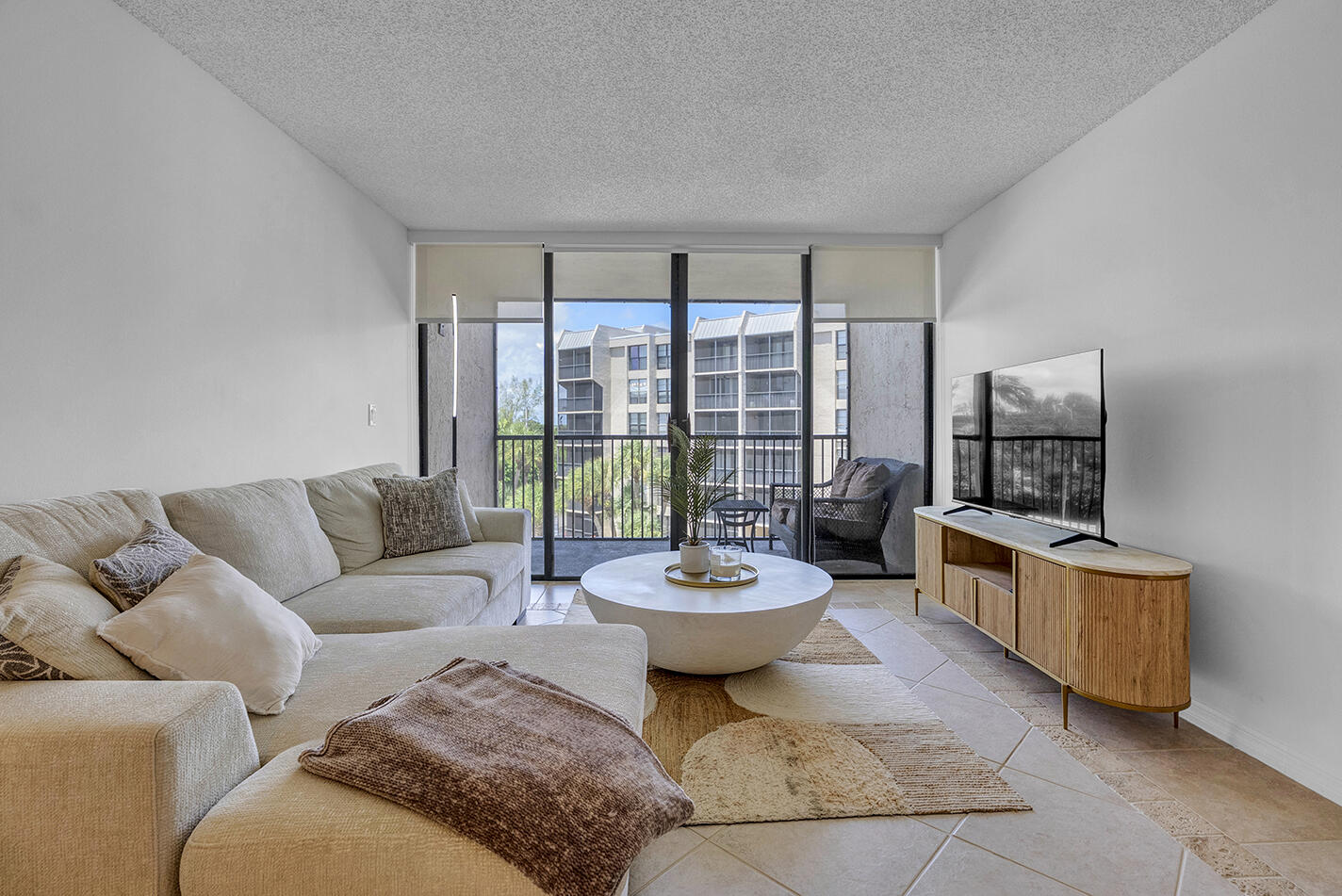 21 Royal Palm Way, Unit 4050 Boca Raton, FL 33432 - Photo 14 of 57 Living Room