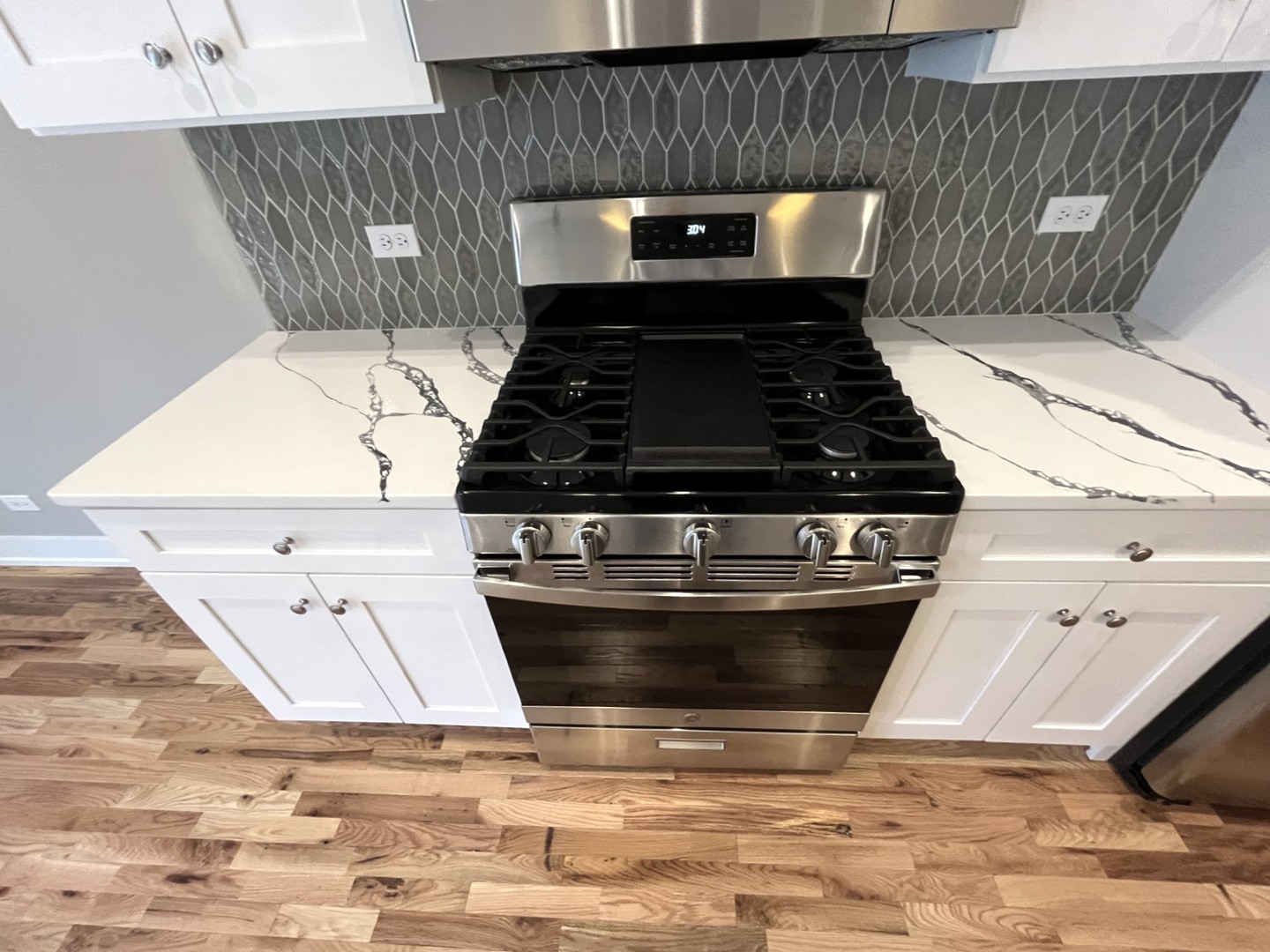 514 Cobblestone Circle Harvard, IL 60033 - Photo 9 of 19 a stove top oven sitting inside of a kitchen