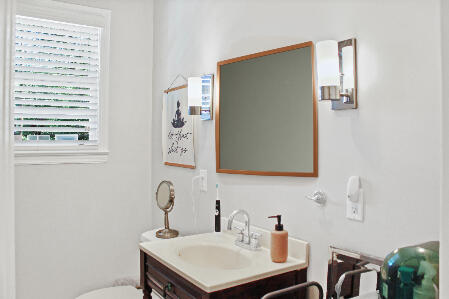 516 Wando Street Columbia, SC 29205 - Photo 10 of 17 Seondary Bathroom