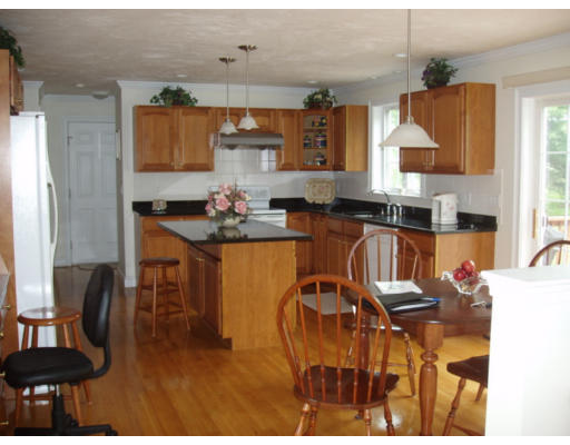 12 Noreen Road Mansfield, MA 02048 - Photo 4 of 13 Gallery Image 4