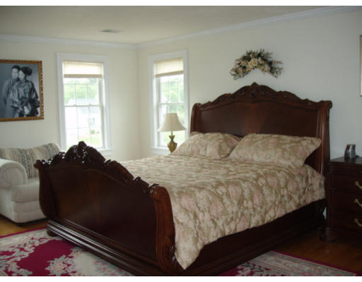 12 Noreen Road Mansfield, MA 02048 - Photo 8 of 13 Gallery Image 8