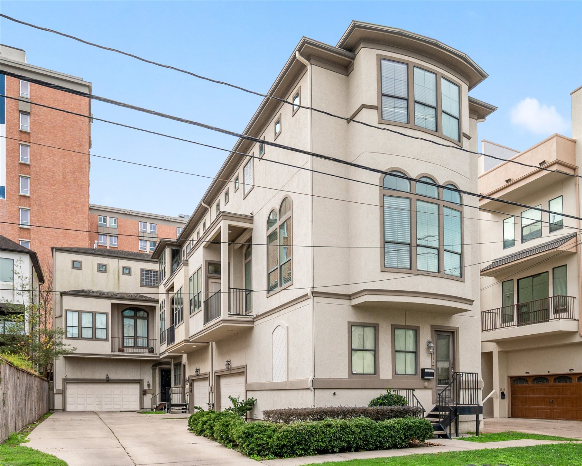 a building view with outdoor space