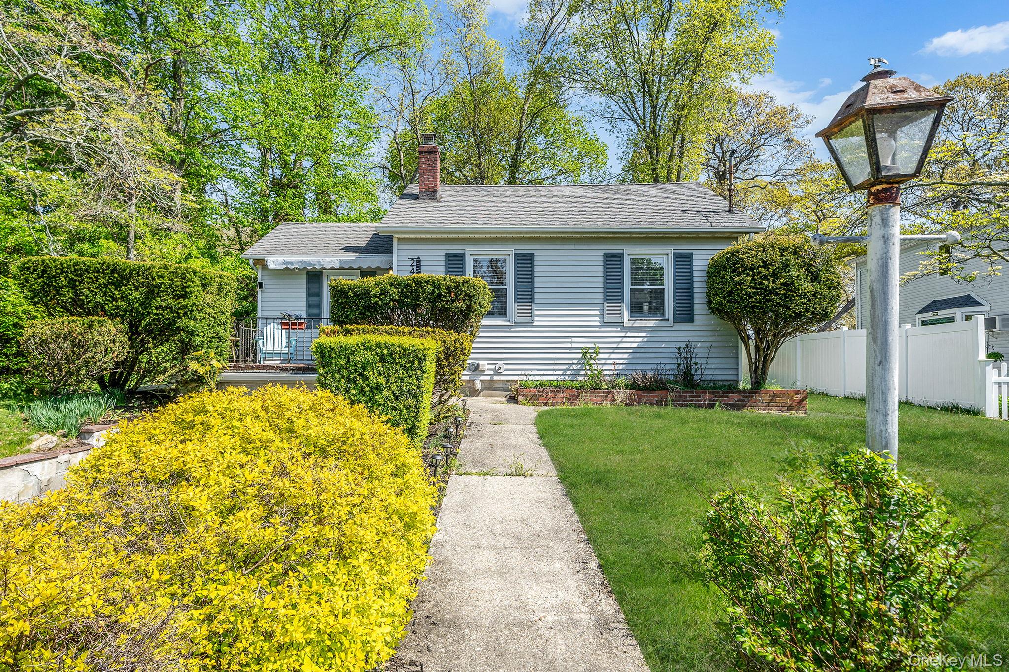 24 Locust Road Wading River, NY 11792 - Photo 3 of 36