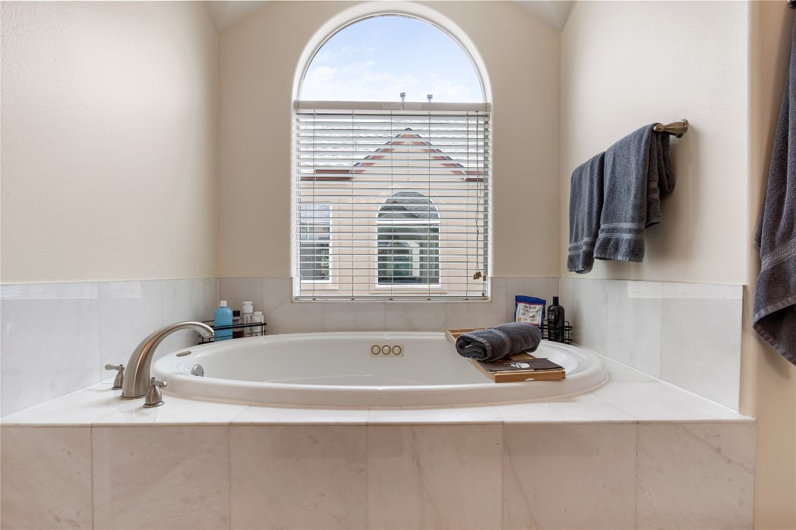 5733 Kansas Street Houston, TX 77007 - Photo 17 of 36 a bath tub sitting next to a window