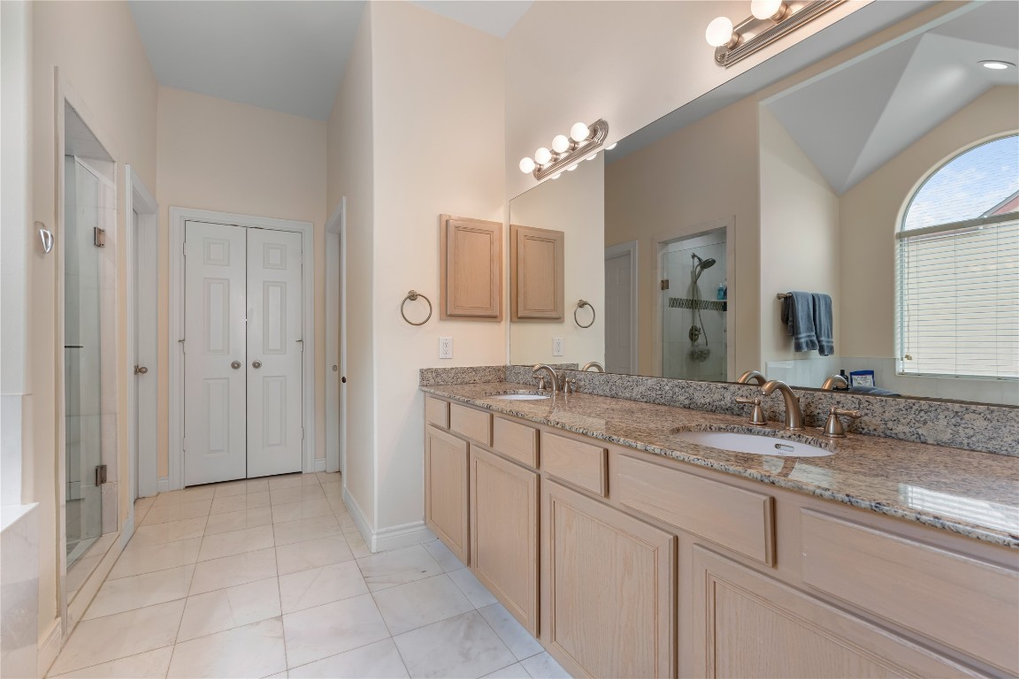 5733 Kansas Street Houston, TX 77007 - Photo 18 of 36 a bathroom with a sink and a mirror