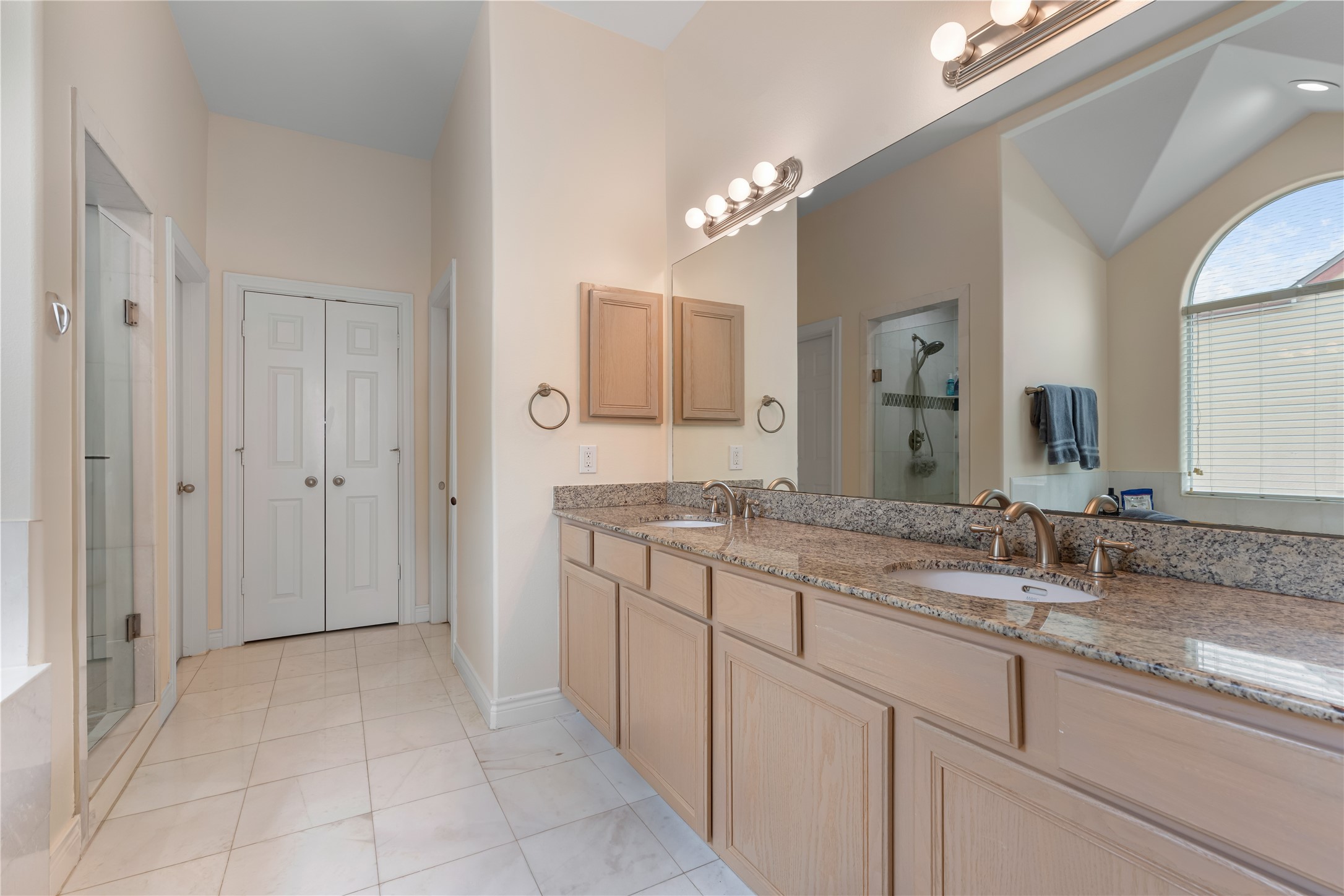 5733 Kansas Street Houston, TX 77007 - Photo 18 of 36 a bathroom with a sink and a mirror