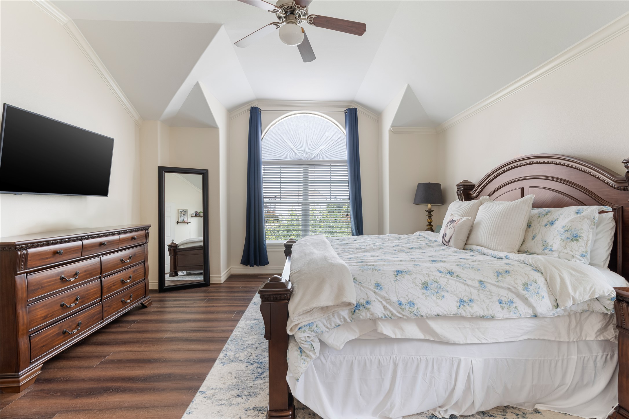 5733 Kansas Street Houston, TX 77007 - Photo 20 of 36 a bedroom with a bed and a flat screen tv