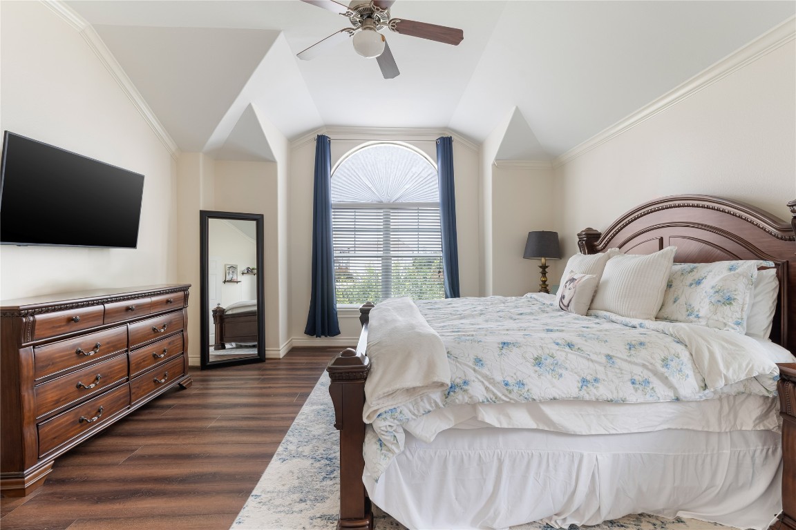 5733 Kansas Street Houston, TX 77007 - Photo 20 of 36 a bedroom with a bed and a flat screen tv