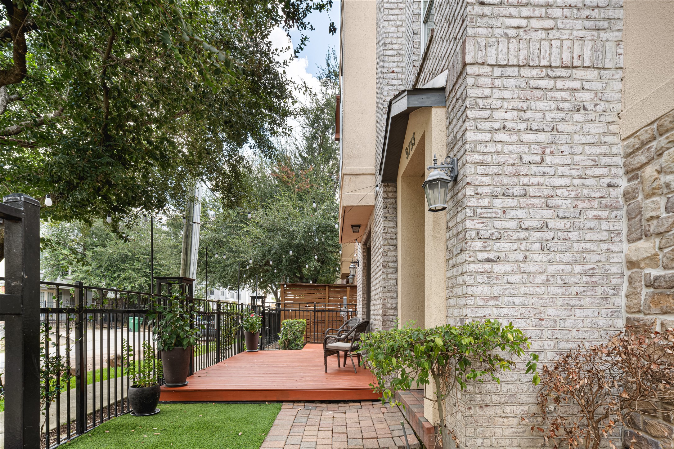 5733 Kansas Street Houston, TX 77007 - Photo 2 of 36 a view of a chairs and table in the patio