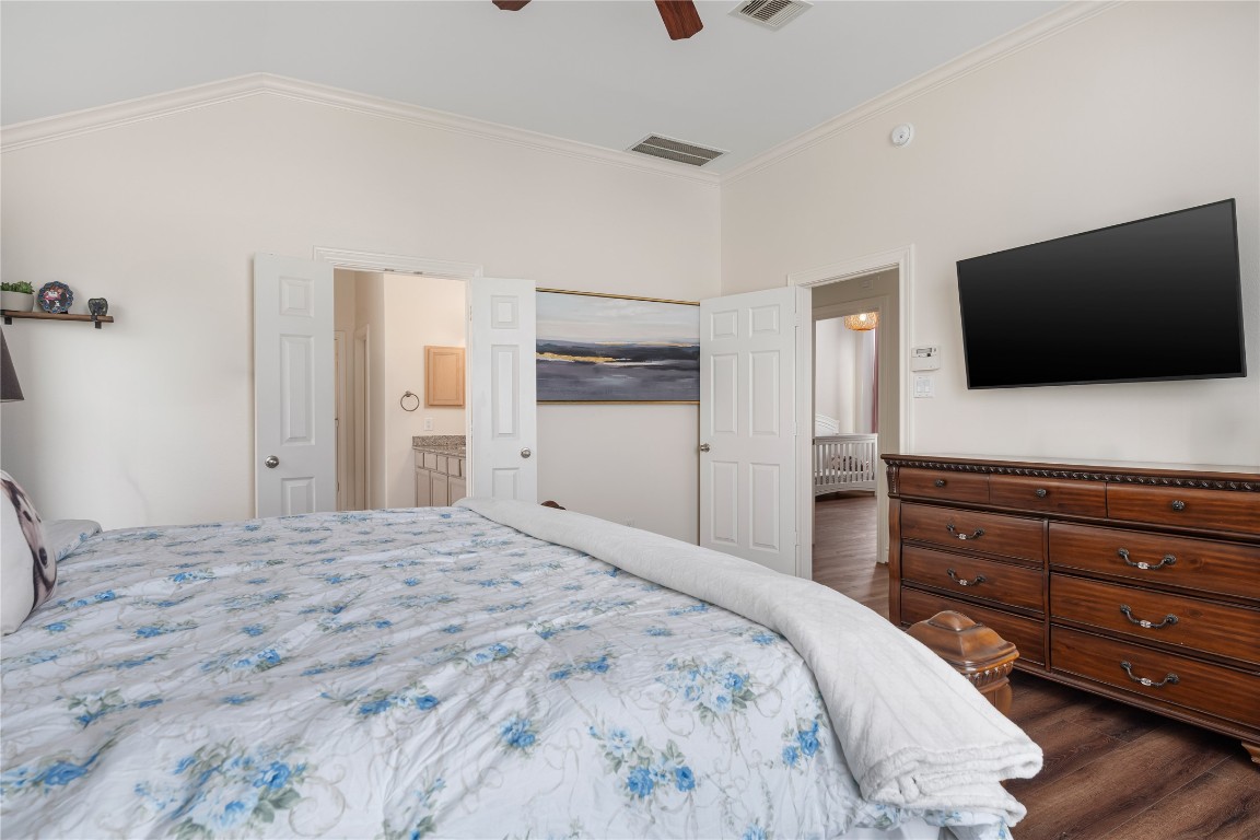 5733 Kansas Street Houston, TX 77007 - Photo 21 of 36 a bedroom with a bed and a flat screen tv
